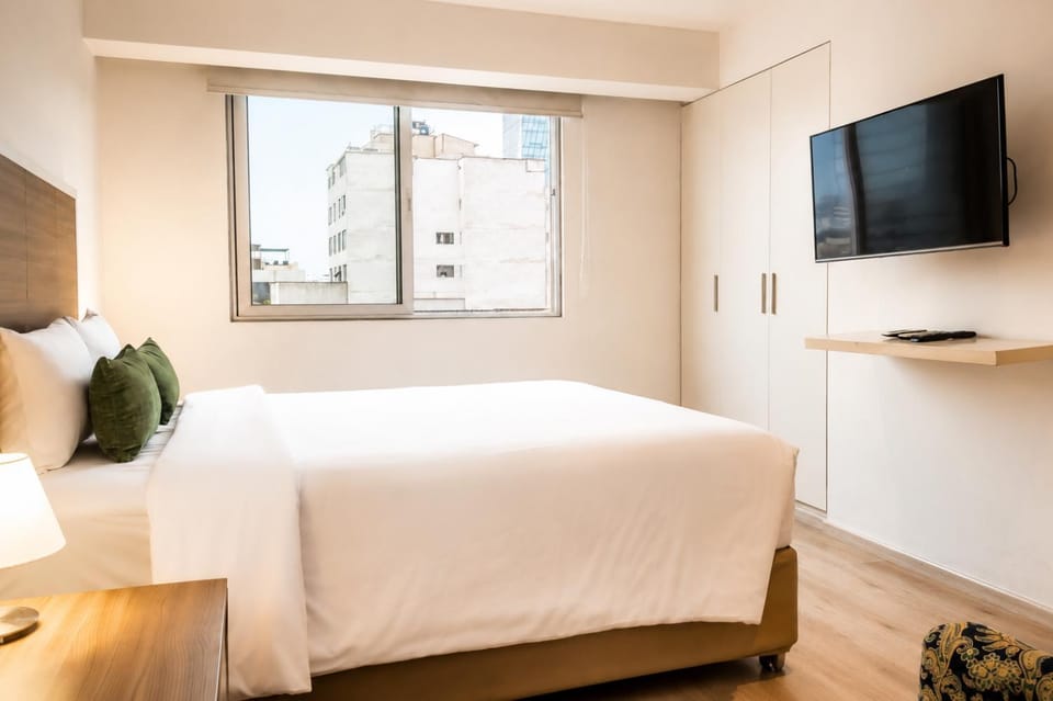 Bed, TV and multimedia, Bedroom