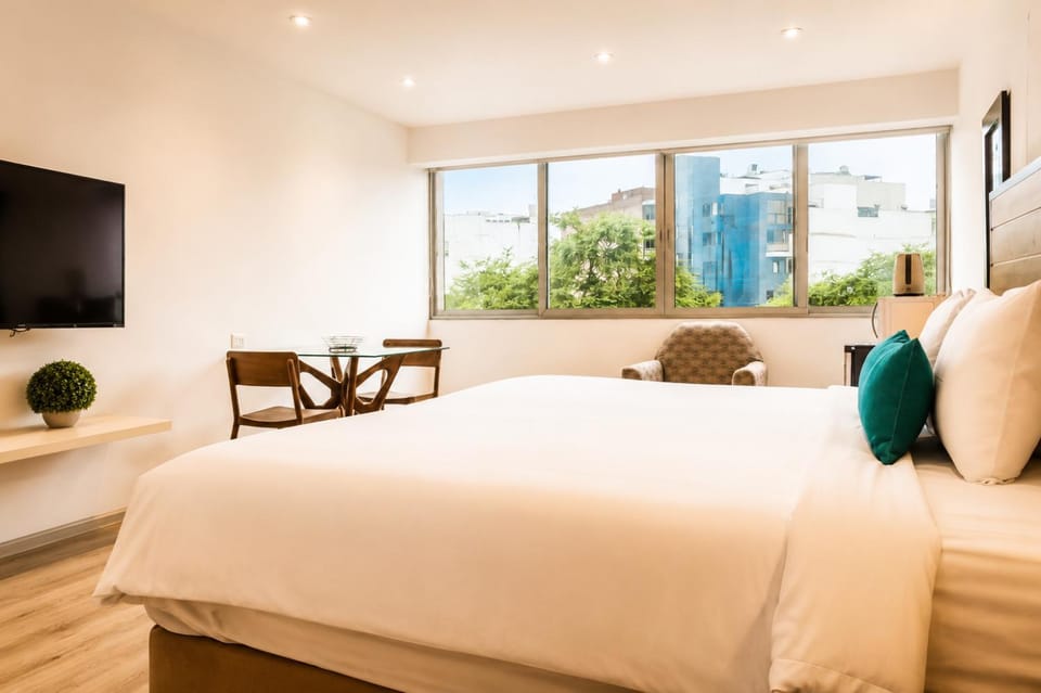 Bed, TV and multimedia, Evening entertainment, Bedroom