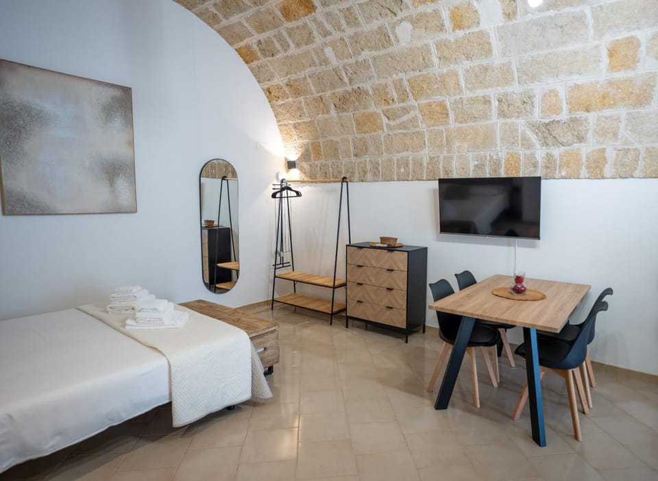 Communal lounge/ TV room, Bed, Photo of the whole room, Seating area, Dining area, Bedroom