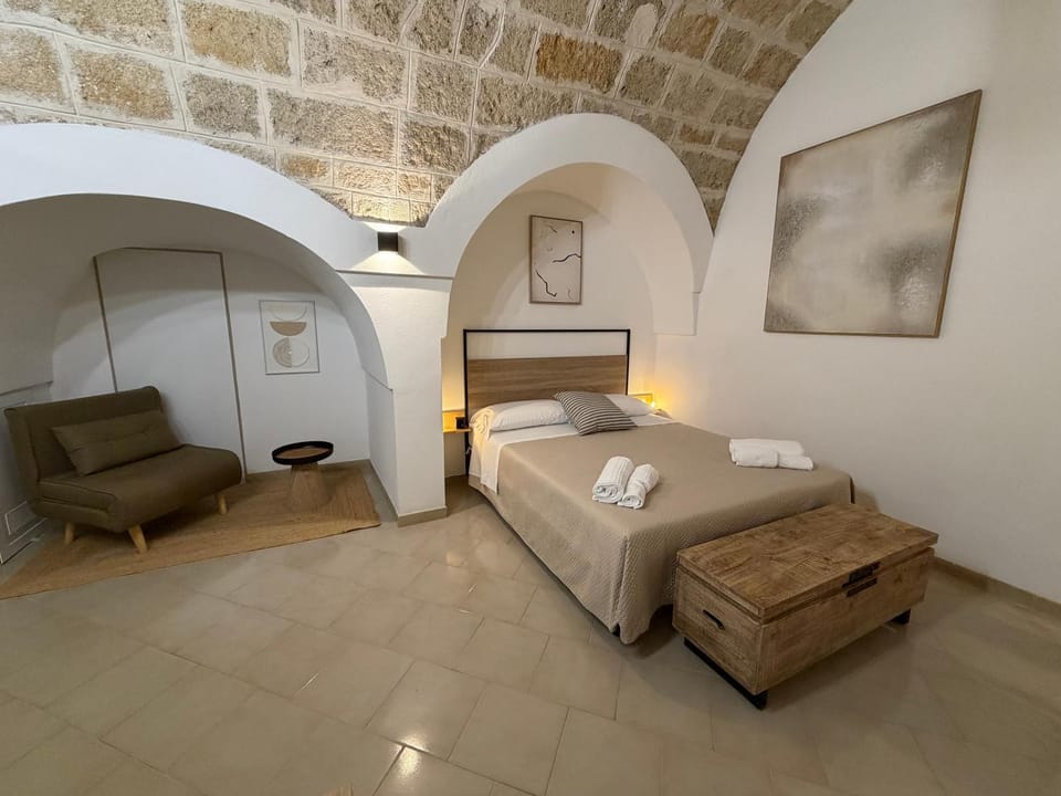 Bed, Photo of the whole room, Seating area, Bedroom