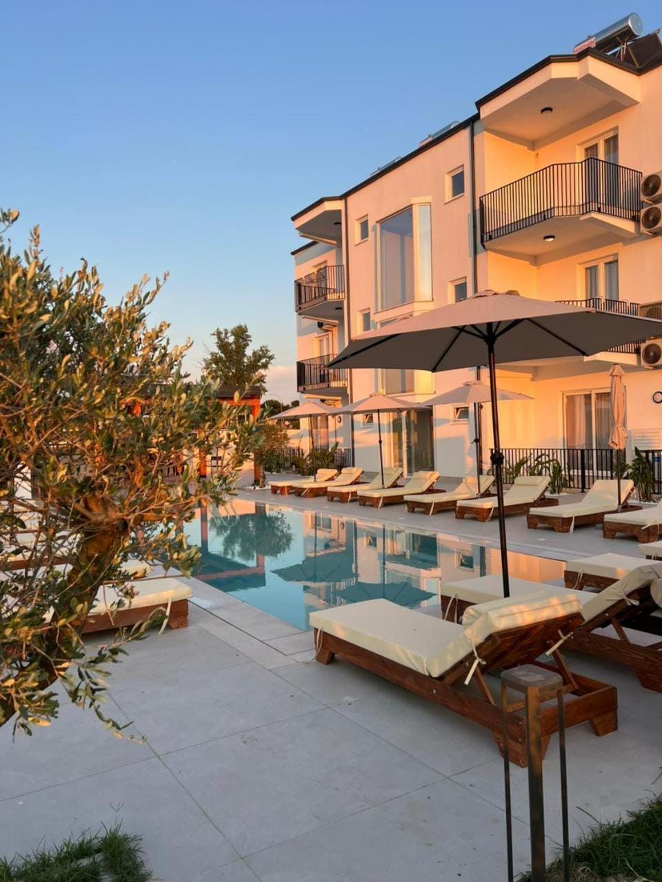 Property building, Garden, Pool view, Swimming pool, sunbed