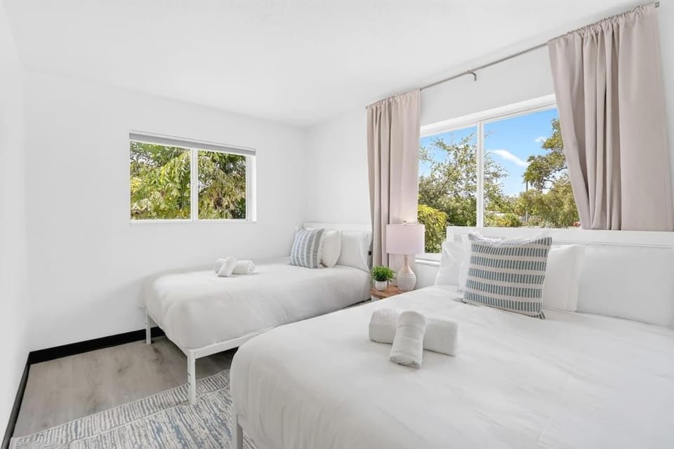 Cozy 2BR Near Beach Airport & Cruise Port Apartment in Dania Beach