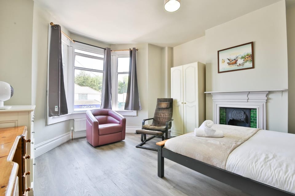 Modern Birchgrove 2BR Apartment Near City Centre Apartment in Cardiff