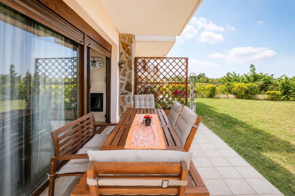 Spring, Day, Garden, Balcony/Terrace, Seating area, Dining area, Garden view