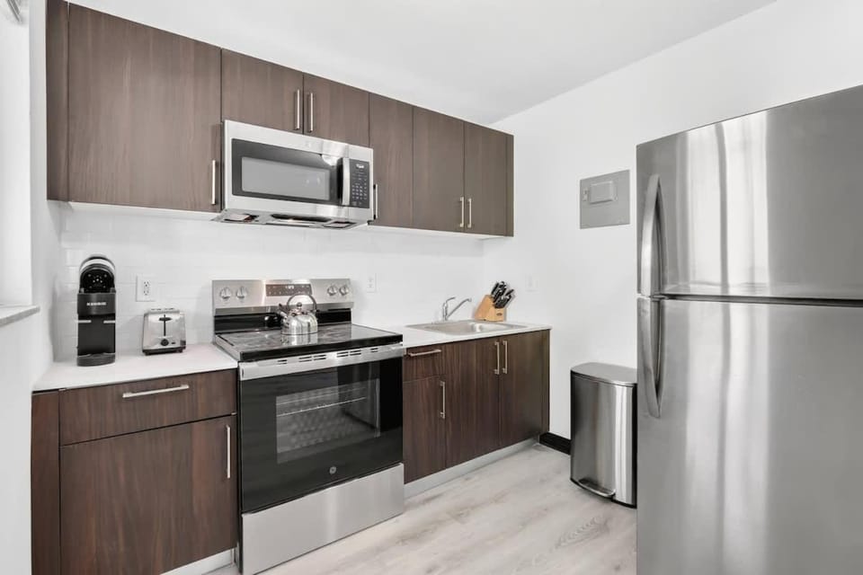 Stylish 2BR Near Beach Airport & Las Olas Apartment in Dania Beach