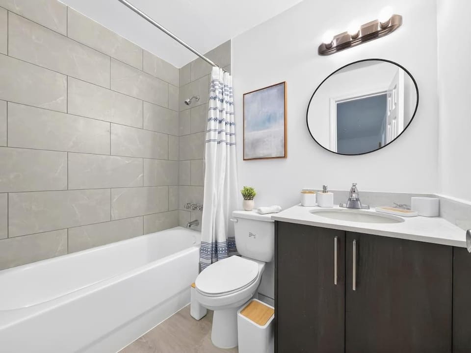 Stylish 2BR Near Beach Airport & Las Olas Apartment in Dania Beach