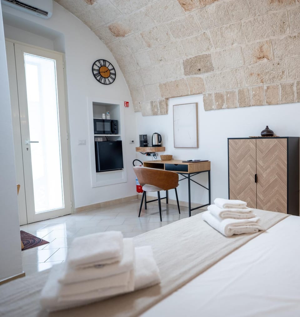 Bed, Bedroom, oven, towels