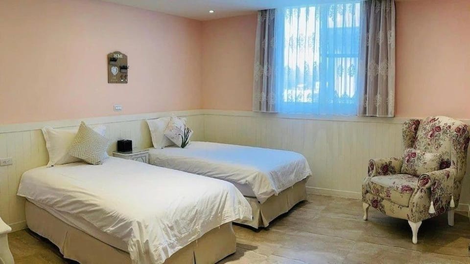 Bed, Living room, Photo of the whole room, Seating area, Bedroom