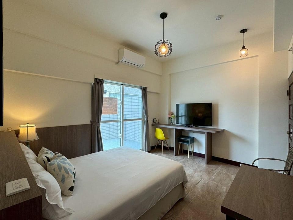 Bed, TV and multimedia, Photo of the whole room, Evening entertainment, Bedroom