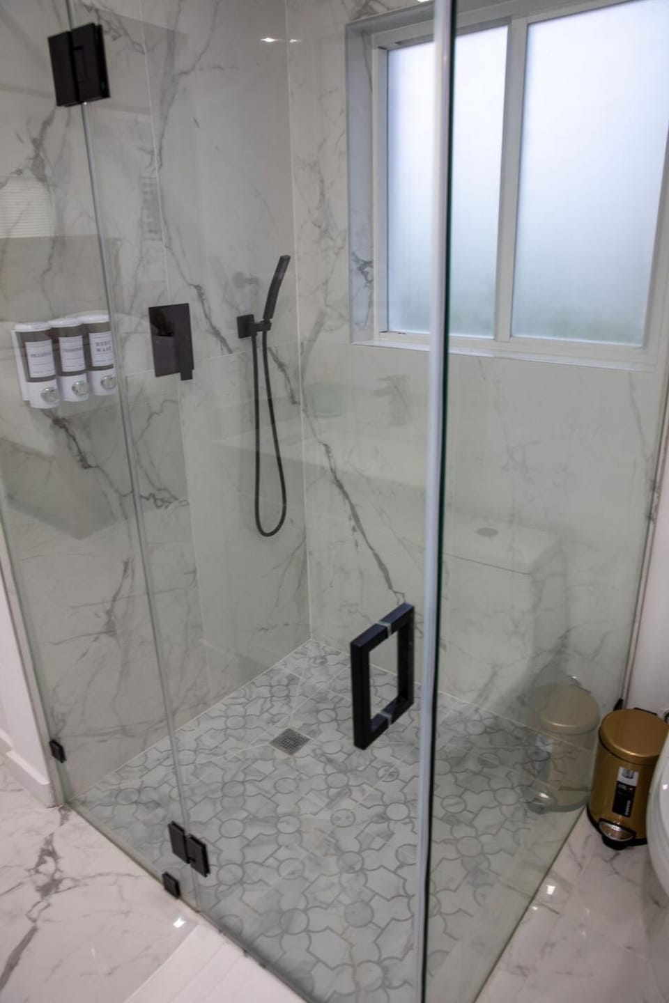 Luxury 5BR 5BA Home with Heated Jacuzzi Near Brickell Villa in Coral Gables