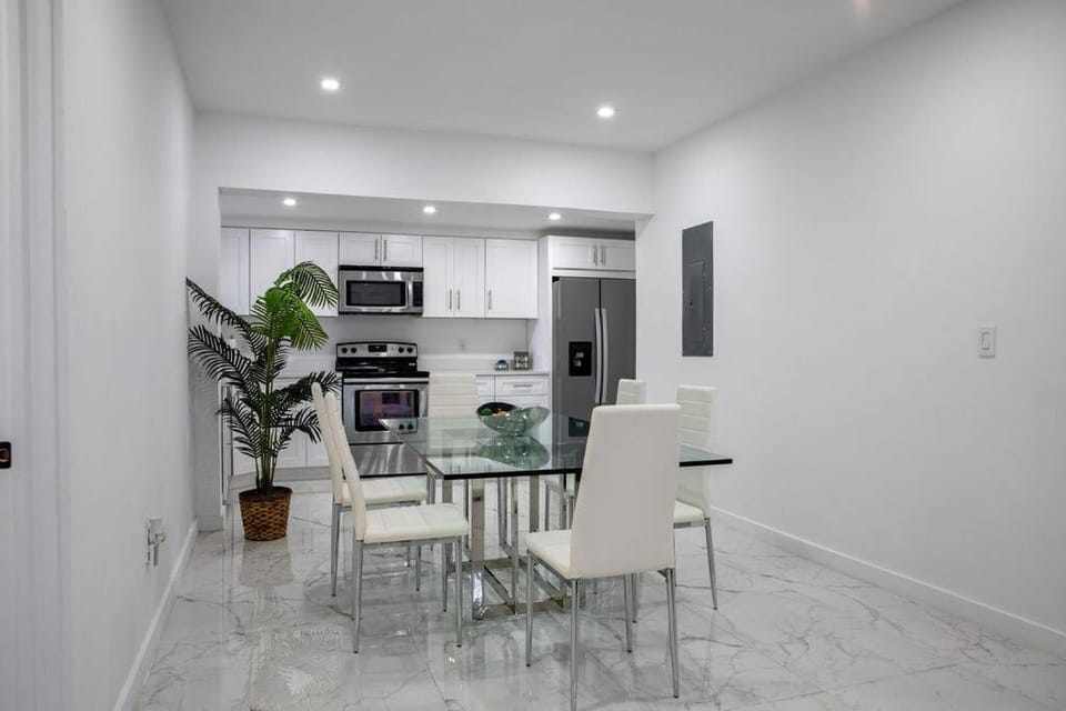 Luxury 5BR 5BA Home with Heated Jacuzzi Near Brickell Villa in Coral Gables