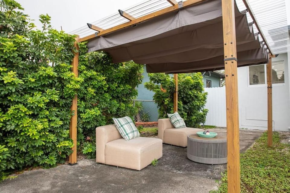 Luxury 5BR 5BA Home with Heated Jacuzzi Near Brickell Villa in Coral Gables