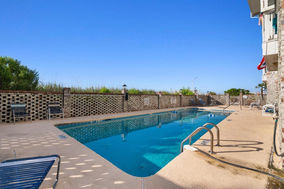 Day, Swimming pool