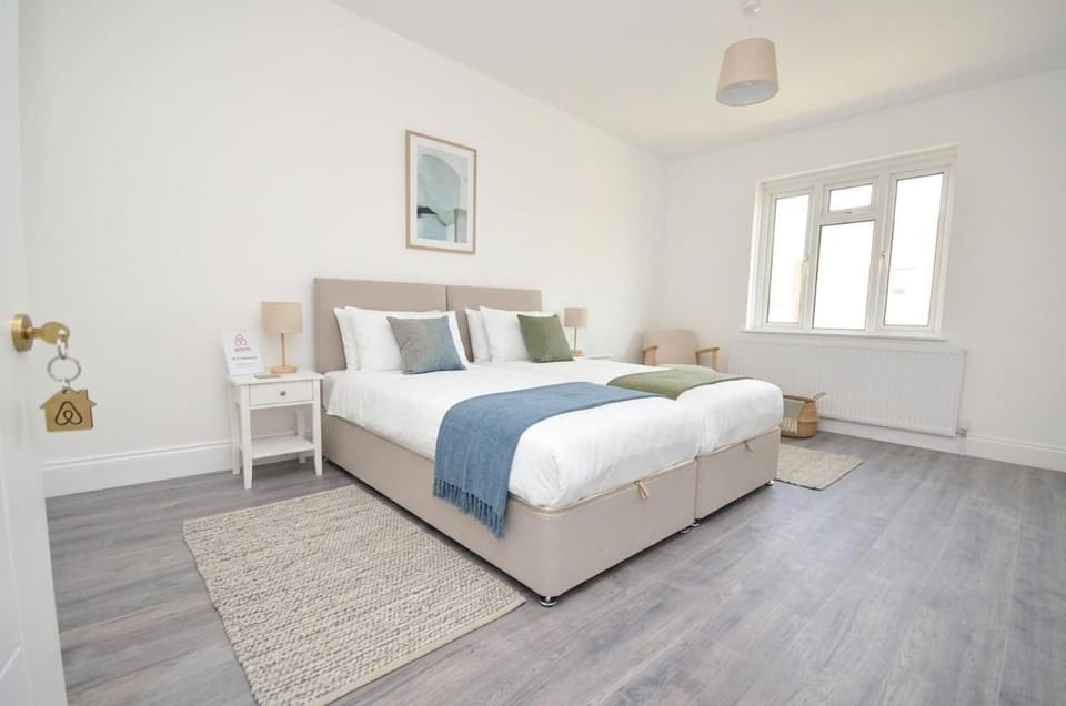 Comfortable 3BR Stay, Roof Terrace, Free WiFi Apartment in Ilford