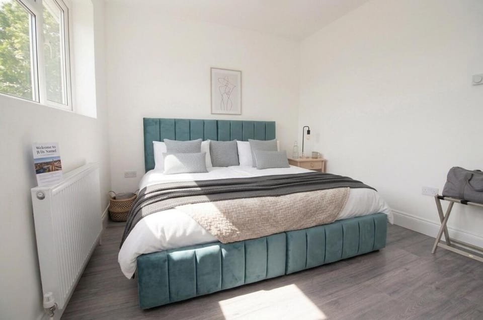 Comfortable 3BR Stay, Roof Terrace, Free WiFi Apartment in Ilford