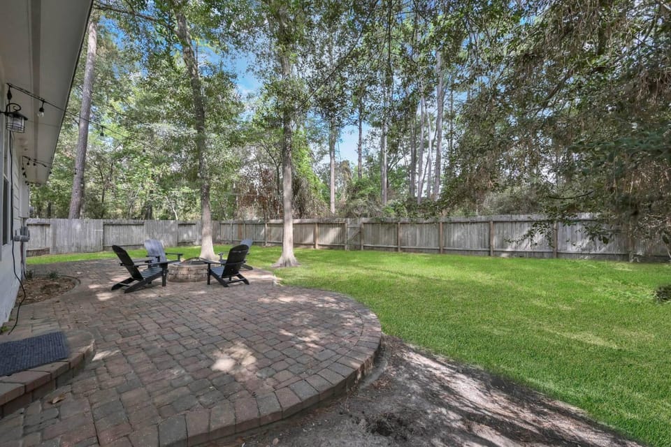 Drifting Shadows House in Conroe
