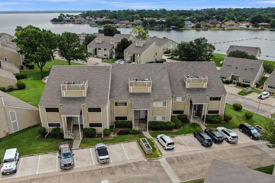 108 April Point Dr S House in Lake Conroe