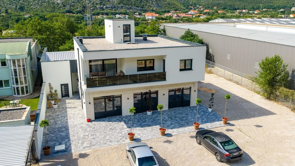 Property building, Neighbourhood, Bird's eye view, Location, Parking