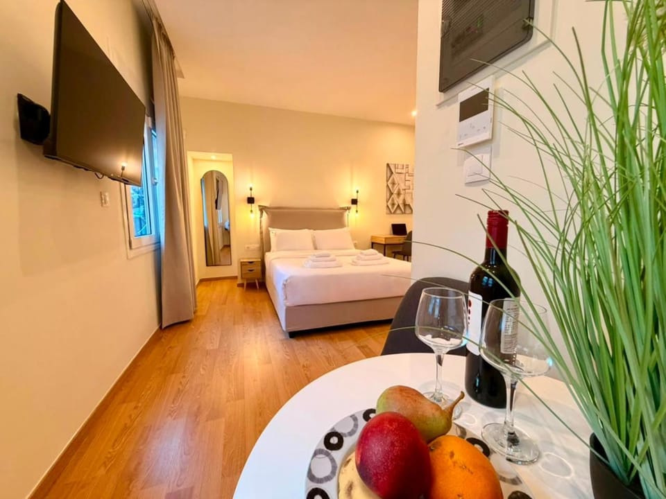 Bed, TV and multimedia, Decorative detail, Dining area, Bedroom