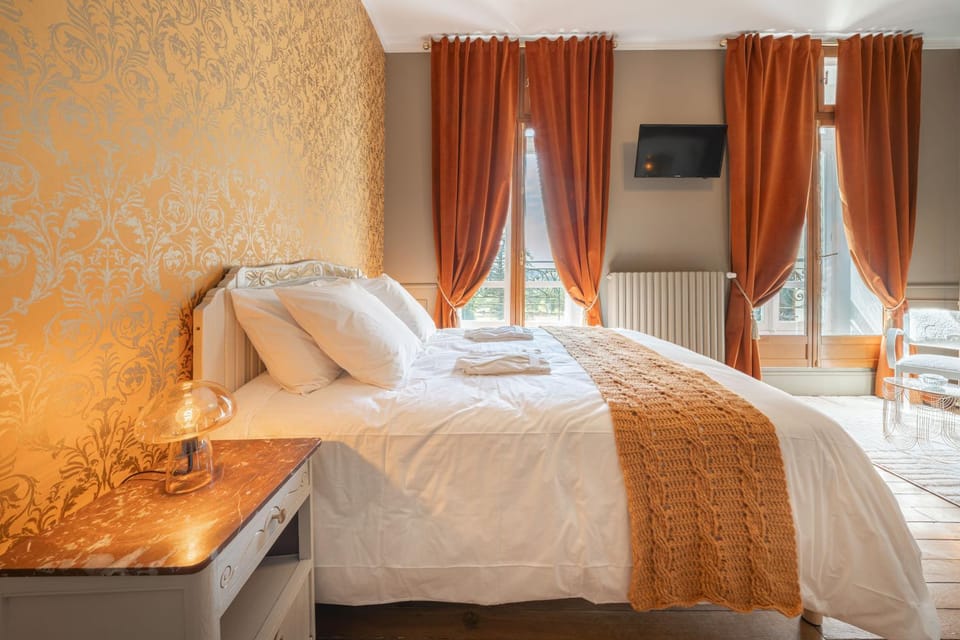 Photo of the whole room, Bedroom
