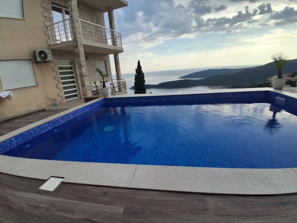 Mountain view, Swimming pool