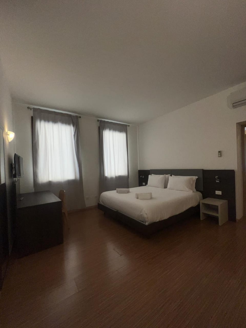 2 Venice rooms Hotel Piazza Ferretto, M9 Museum, Duomo,Teatro Toniolo, Airport, Wi Fi, Central City, Family, Group Friends Apartment in Venice