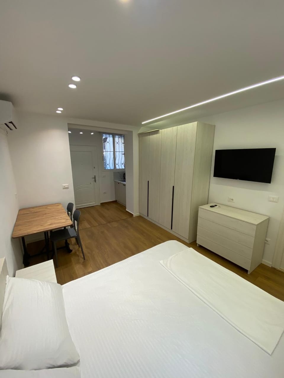 Bed, TV and multimedia, Photo of the whole room, Dining area, Bedroom