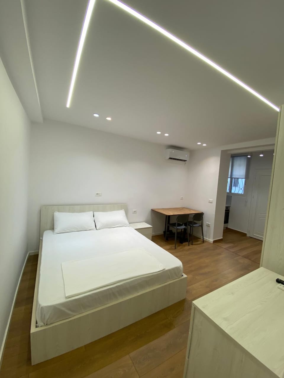 Bed, Photo of the whole room, Dining area, Bedroom, air conditioner
