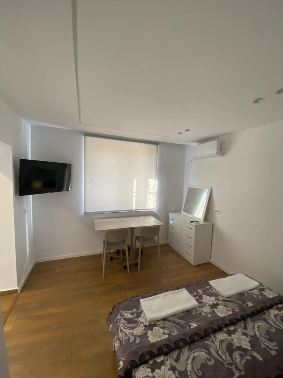 Bed, TV and multimedia, Bedroom