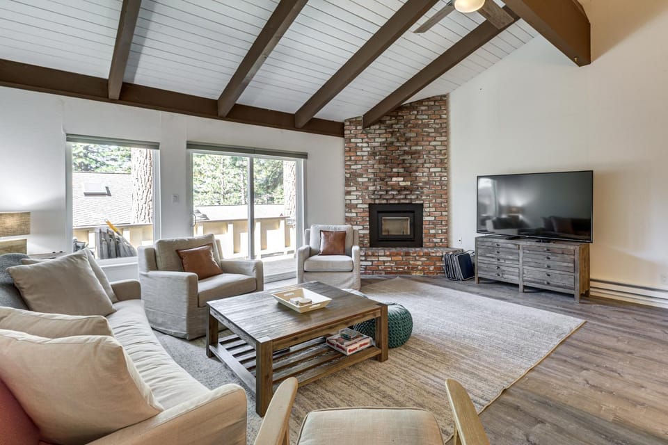 1 Mi to Lake Tahoe! Family & Pet-Friendly Getaway House in Incline Village