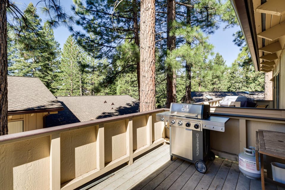 1 Mi to Lake Tahoe! Family & Pet-Friendly Getaway House in Incline Village
