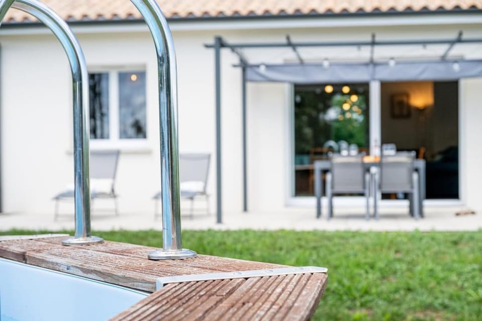 Grande villa 10 personnes - piscine privée - Grand jardin - climatisation - proche plages Soulac House in Soulac-sur-Mer