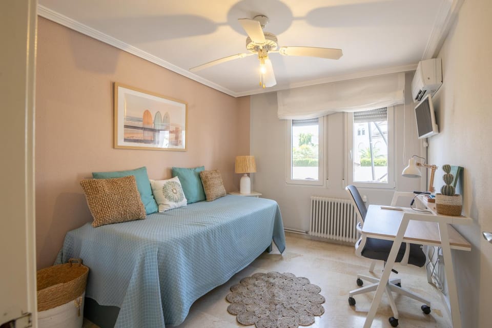 Bed, TV and multimedia, Bedroom