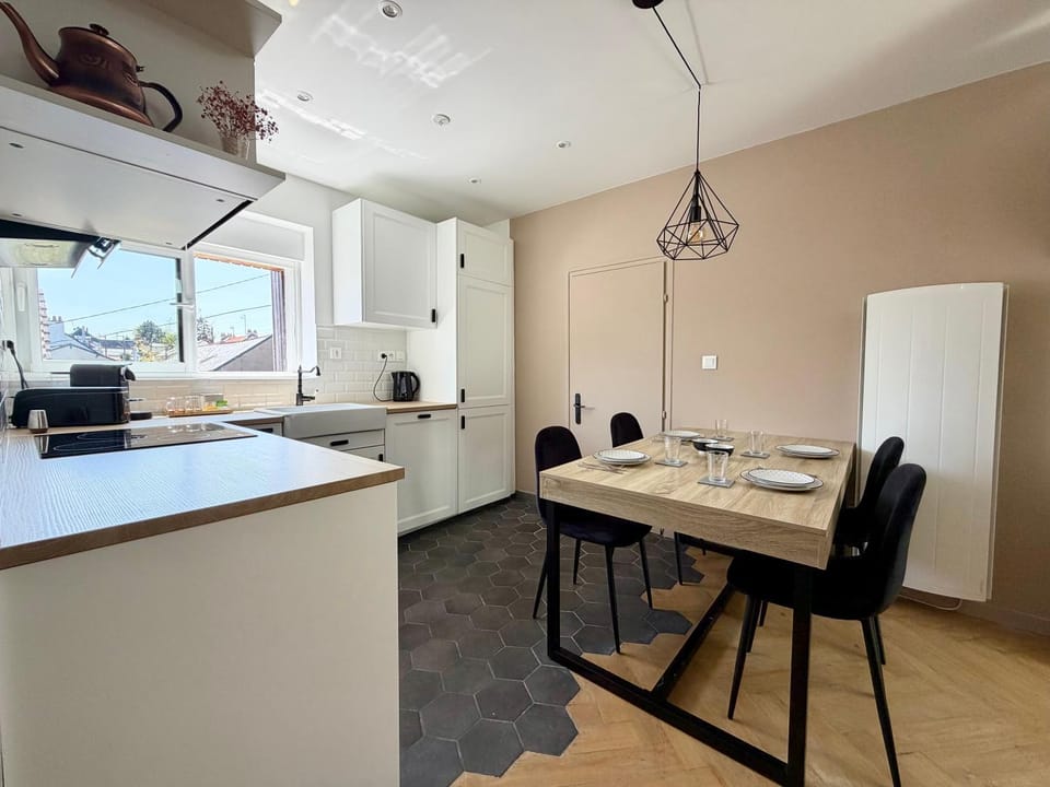 Kitchen or kitchenette, Dining area, oven, stove