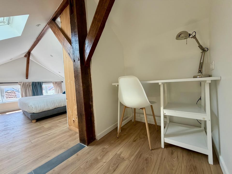Bed, Photo of the whole room, Seating area, Bedroom