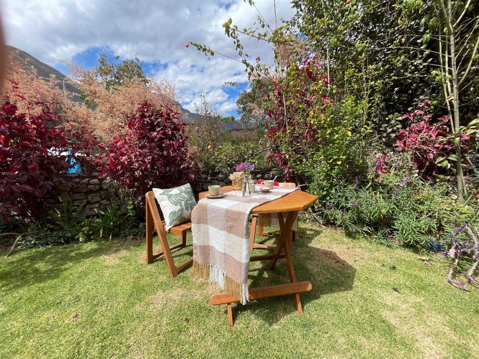 Spring, Day, Natural landscape, Garden, Seating area, Dining area, Garden view, Mountain view