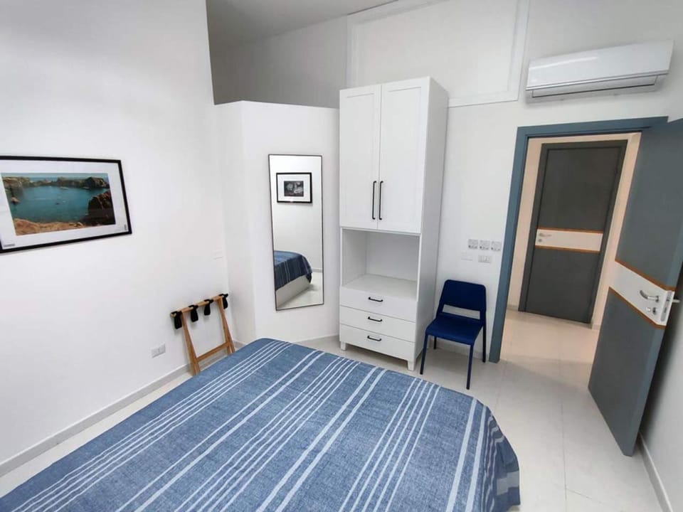 Bedroom, wardrobe, air conditioner