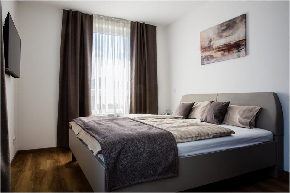 Bed, TV and multimedia, Photo of the whole room, Bedroom