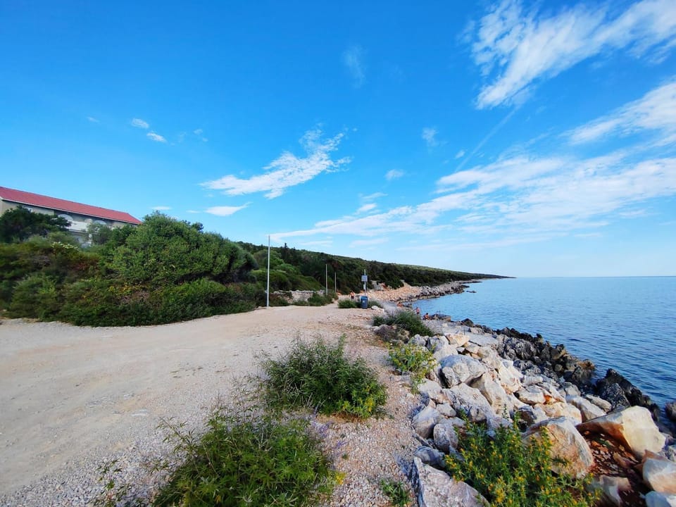 Lun Si-Mone House on the Sea and Beach Apartment in Lun