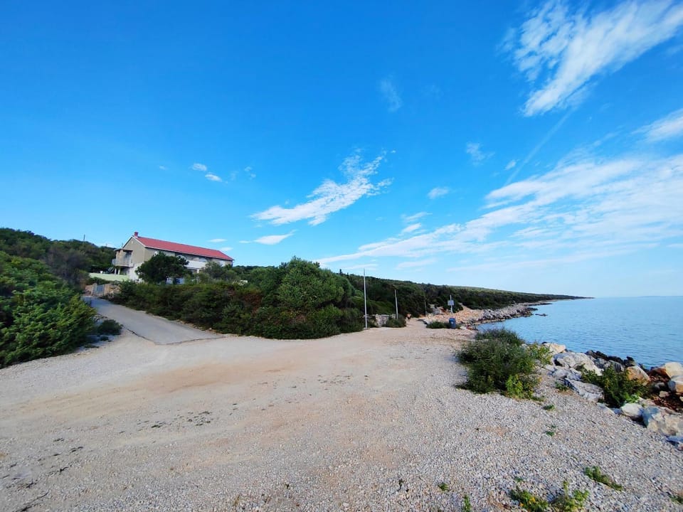 Lun Si-Mone House on the Sea and Beach Apartment in Lun