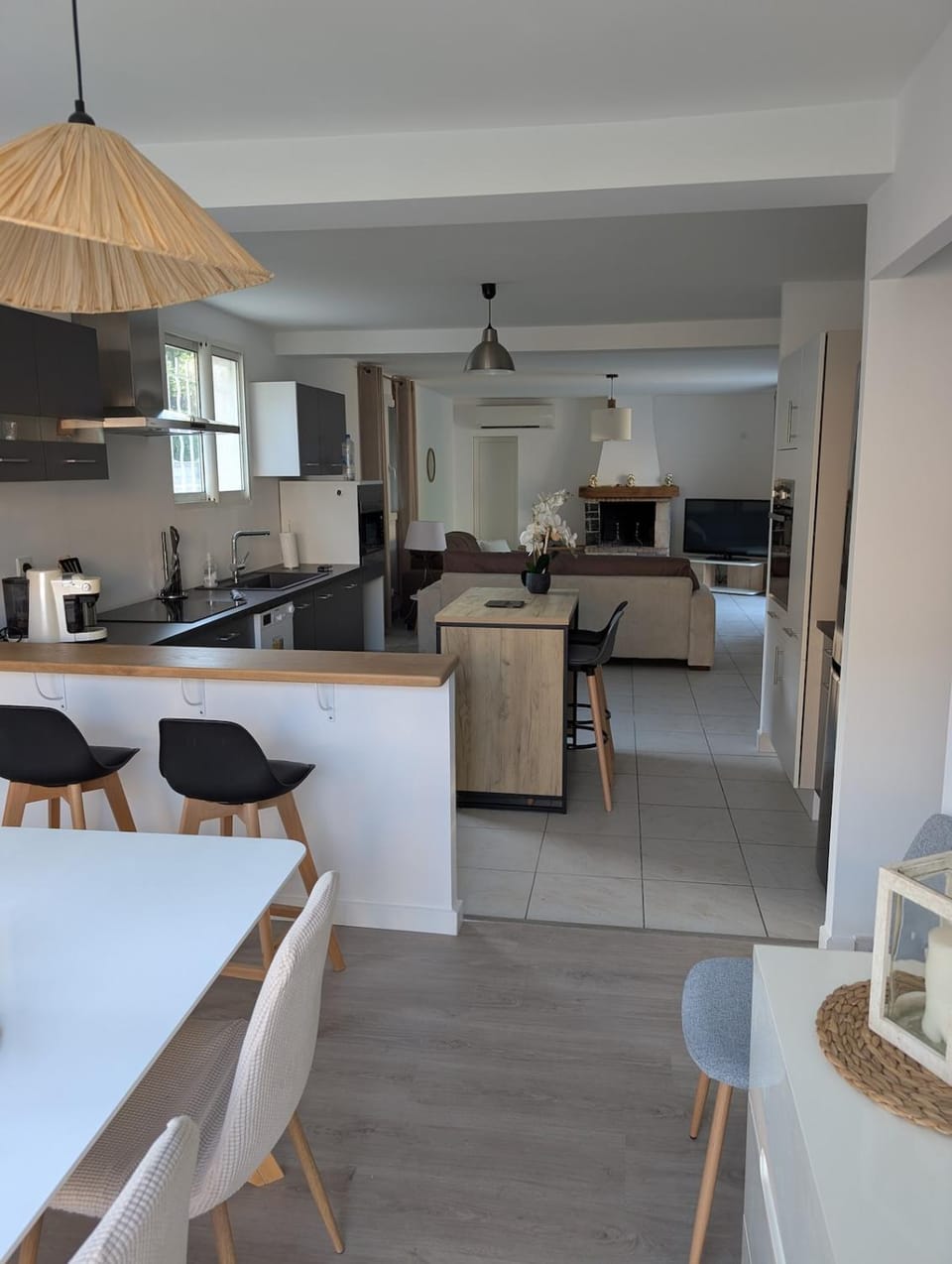 Kitchen or kitchenette, Dining area, dishwasher, minibar, oven, stove