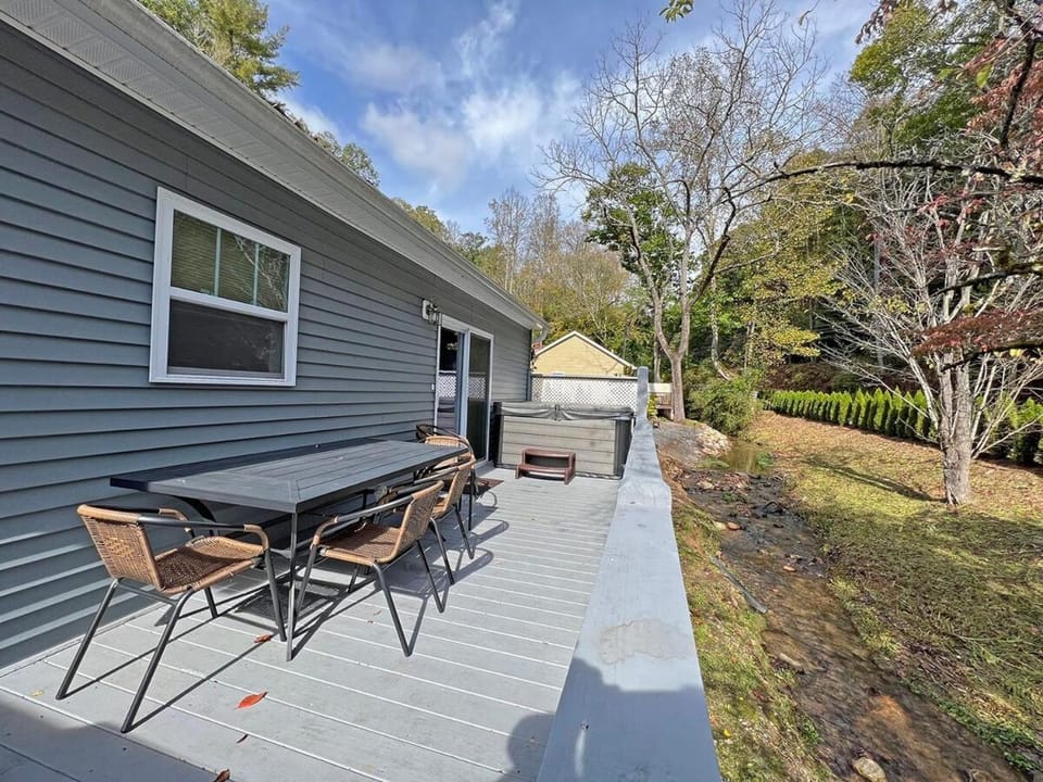 Creekside Delight Beautifully Equipped Creekside Cottage Chalet in Bryson City
