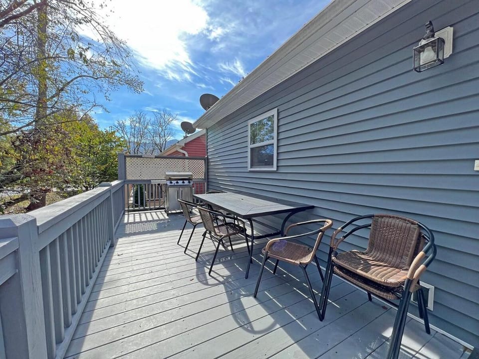 Creekside Delight Beautifully Equipped Creekside Cottage Chalet in Bryson City