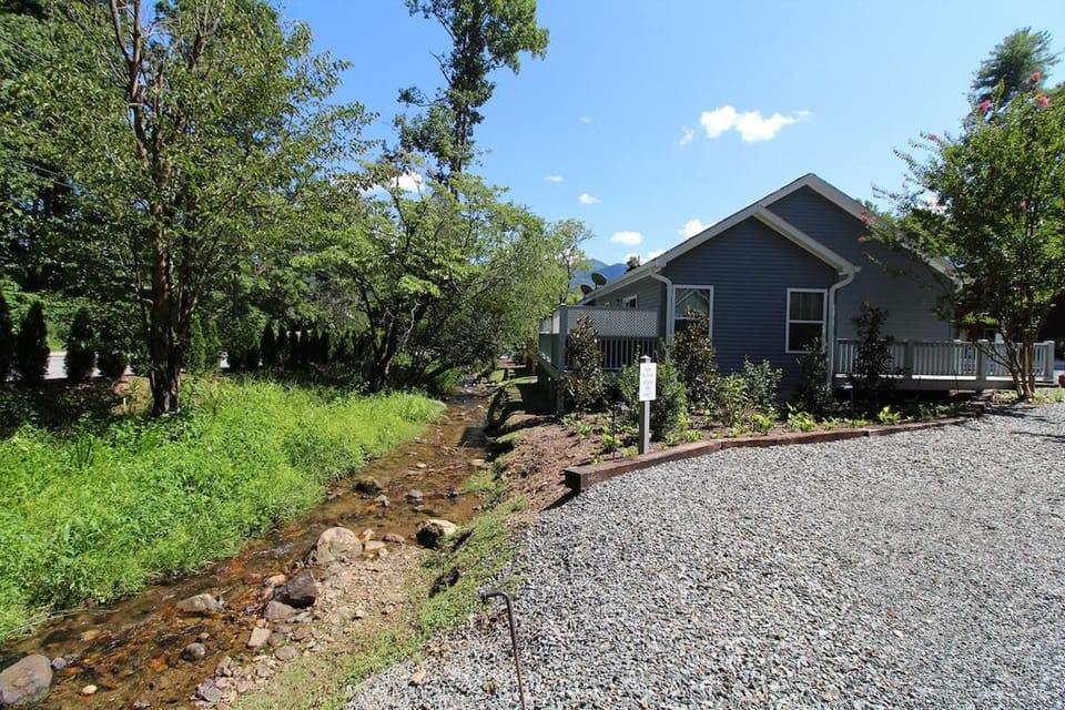 Creekside Delight Beautifully Equipped Creekside Cottage Chalet in Bryson City
