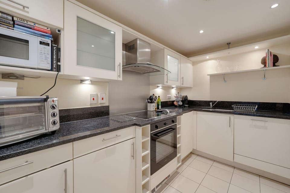 Kitchen or kitchenette, dishwasher, minibar, oven, stove, toaster