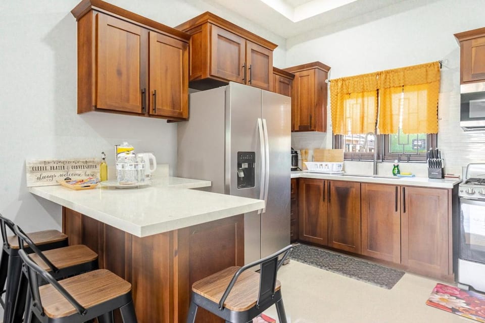 Oak's Elegant Gated Family Escape 3bed3 bath House in Portmore