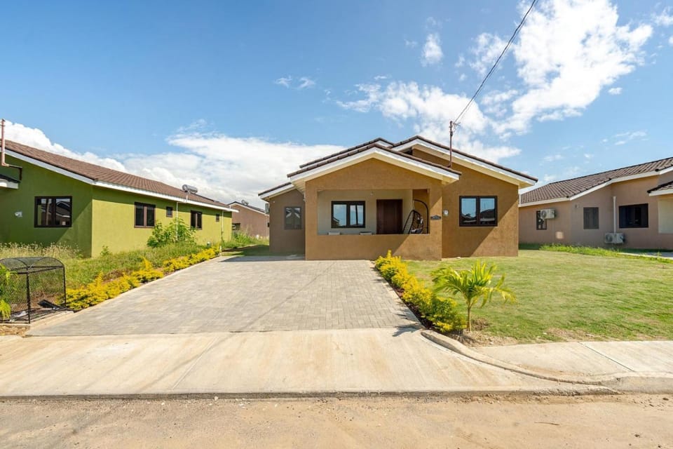 Oak's Elegant Gated Family Escape 3bed3 bath House in Portmore