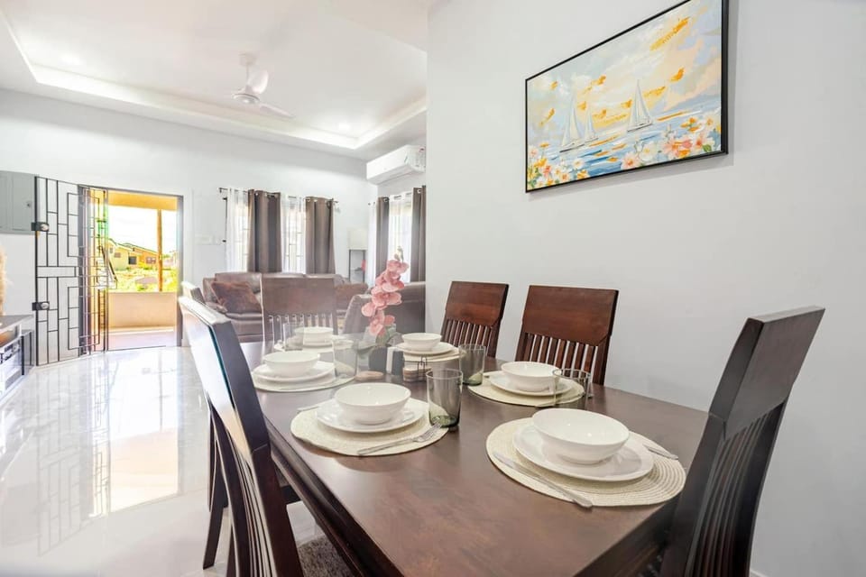 Oak's Elegant Gated Family Escape 3bed3 bath House in Portmore