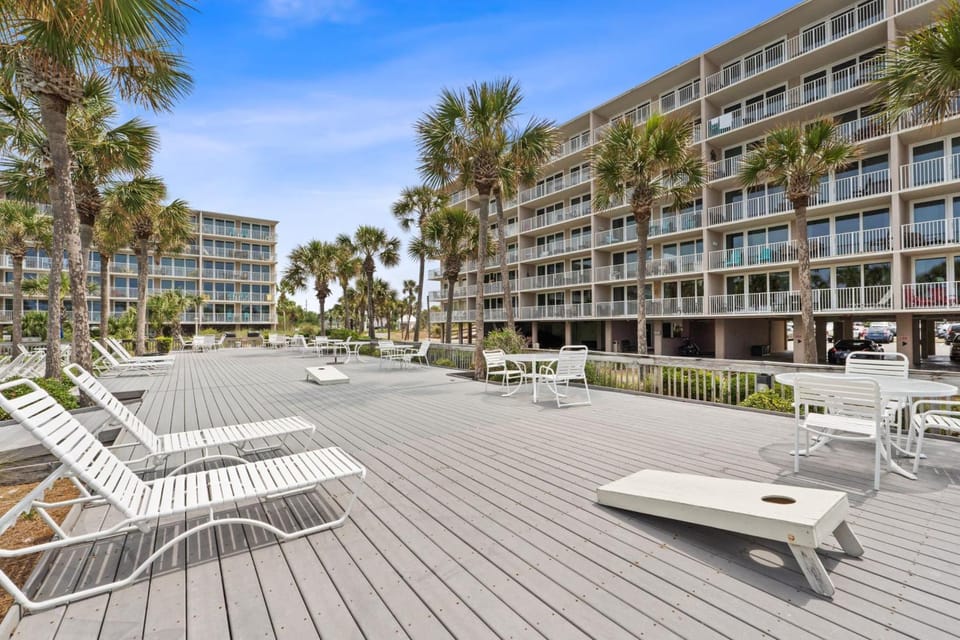 Property building, Natural landscape, Balcony/Terrace, Area and facilities, sunbed