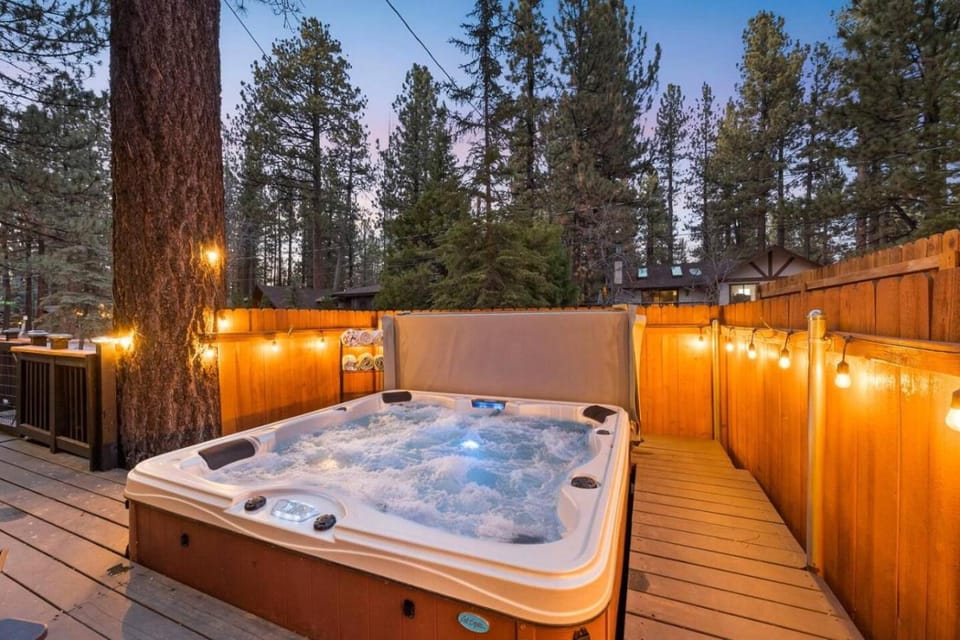Serenity Cabin, Walk to Slopes, Hot tub, Fire Pit Cabin in Big Bear